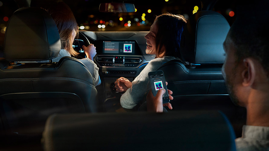Connected Command Connected Command: trīs cilvēki BMW atskaņo mūziku brauciena laikā