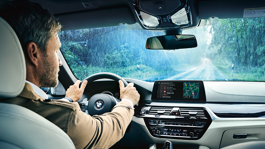 Reāllaika satiksmes informācija Vīrietis izmanto reāllaika satiksmes informāciju BMW displejā