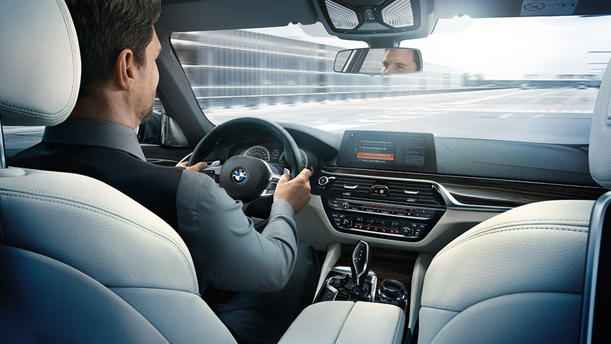 Microsoft Office 365 Vīrietis lieto Microsoft Office 365 BMW displejā