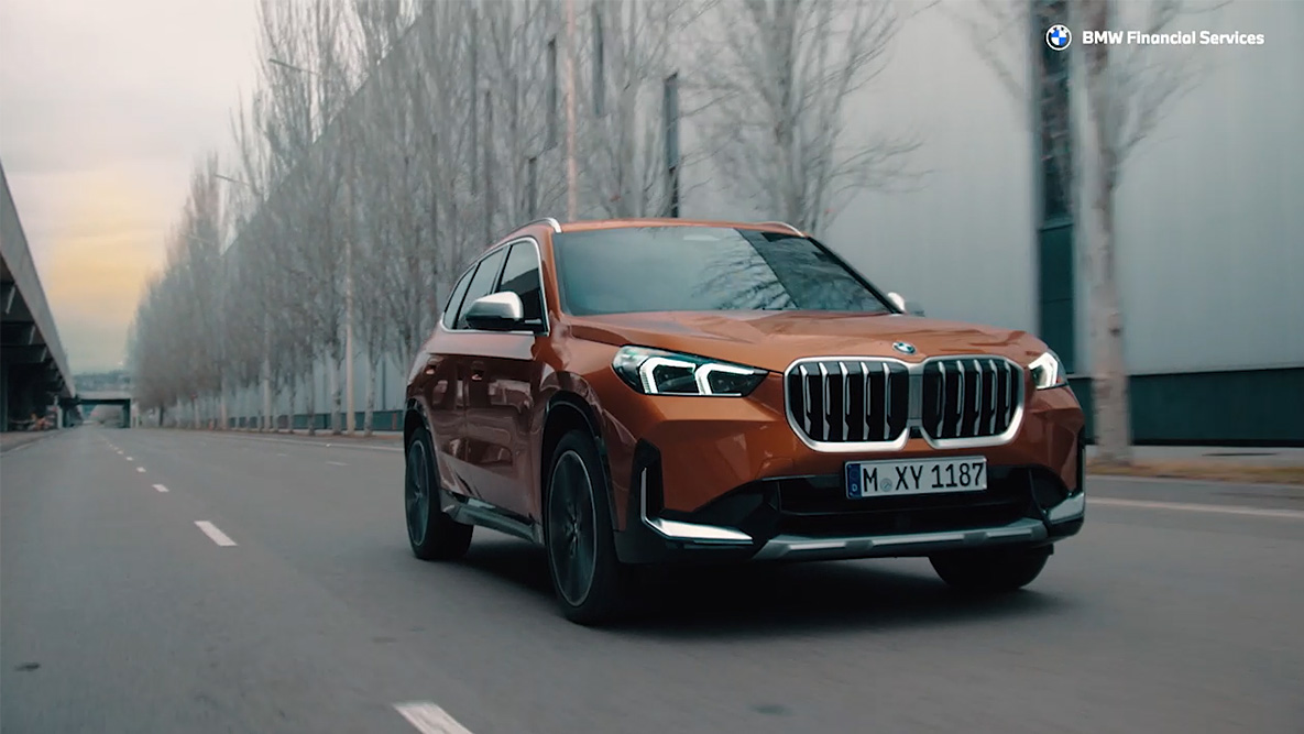 Pāris blakus BMW, skats no putna lidojuma BMW Financial Services, BMW līzings, pāris blakus BMW, skats no putna lidojuma