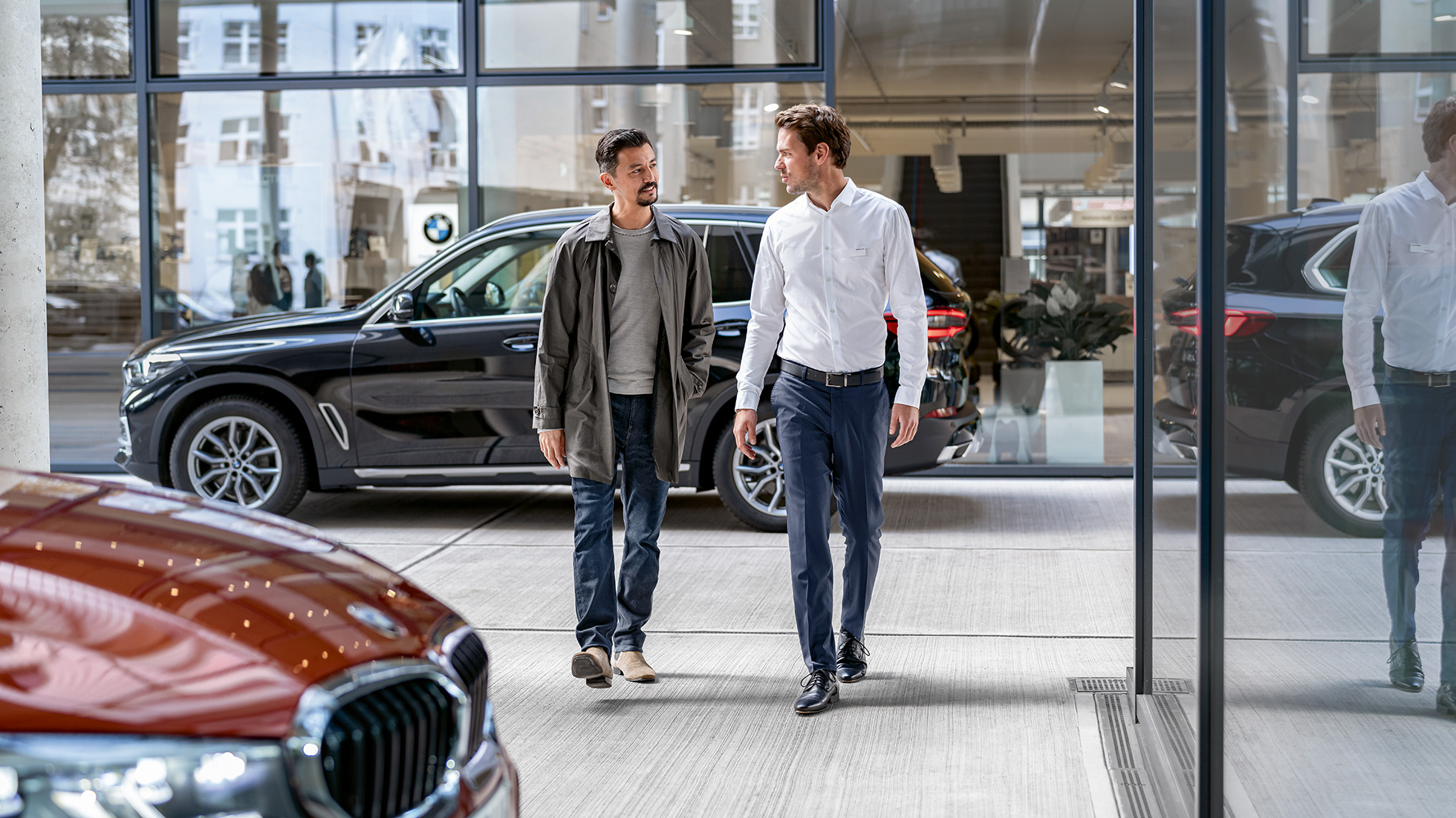 BMW serviss, BMW servisa piedāvājums BMW serviss, vīrietis pie BMW partnera