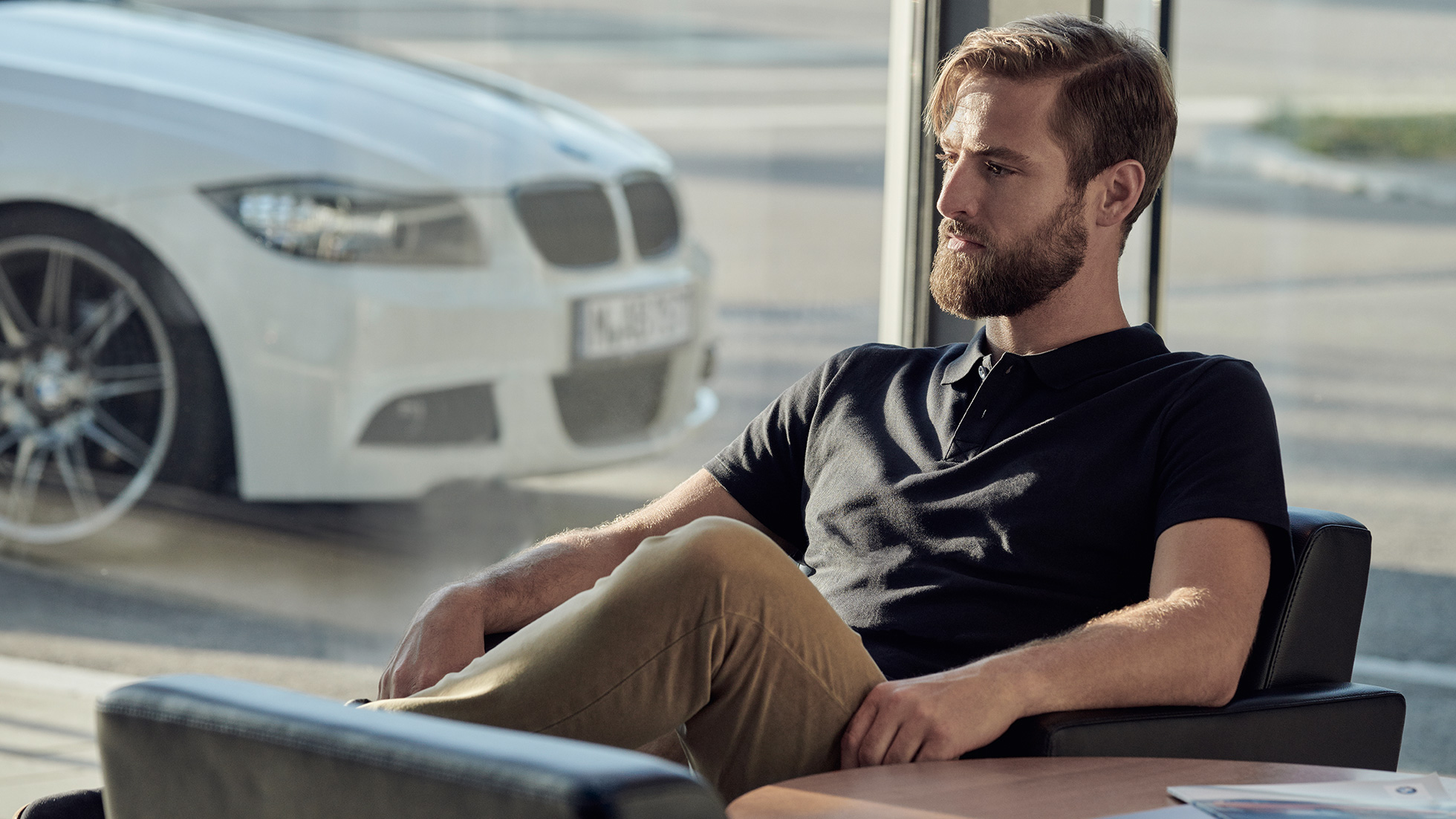 BMW serviss, BMW Service Inclusive BMW serviss, BMW Service Inclusive, vīrietis nepiespiesti sēž pie BMW pārstāvja
