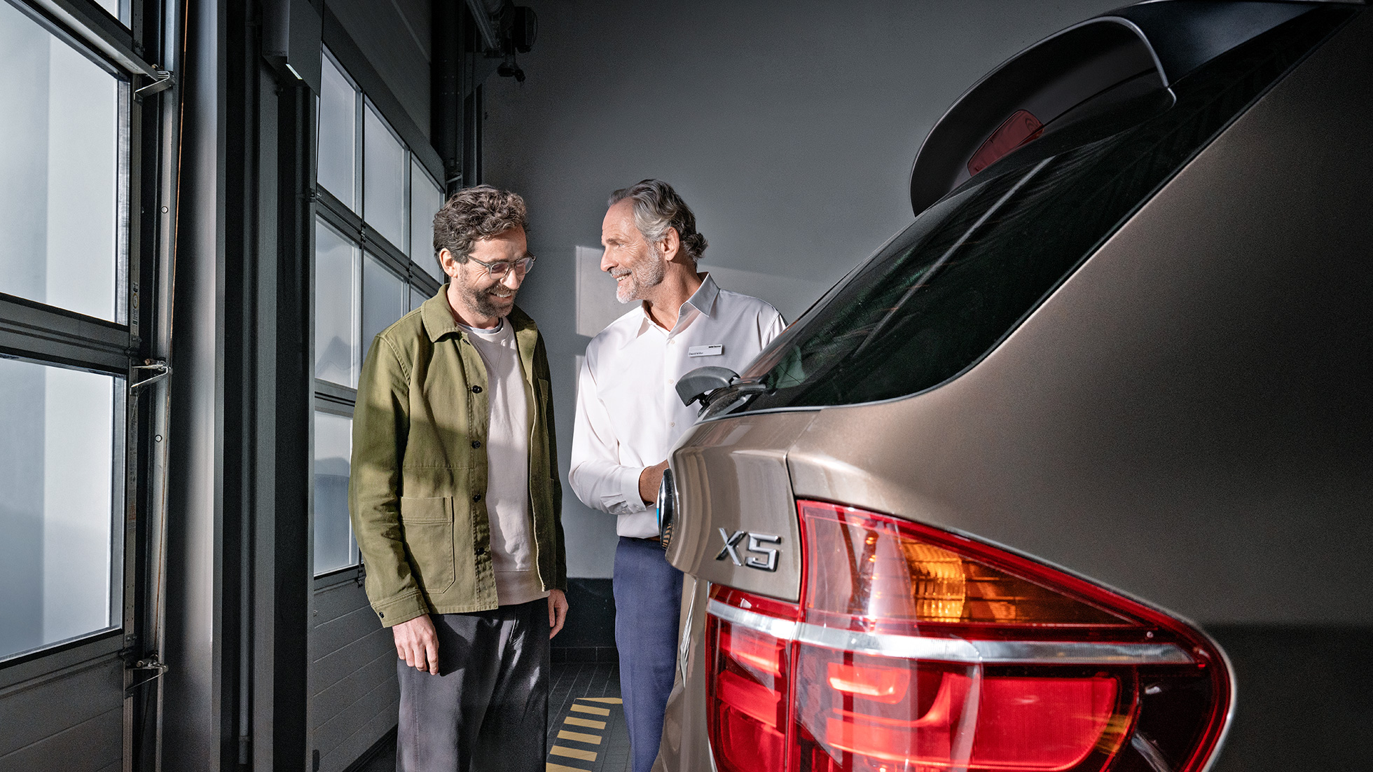 BMW serviss, BMW Value Service BMW serviss, BMW Value Service, vīrietis pie BMW partnera