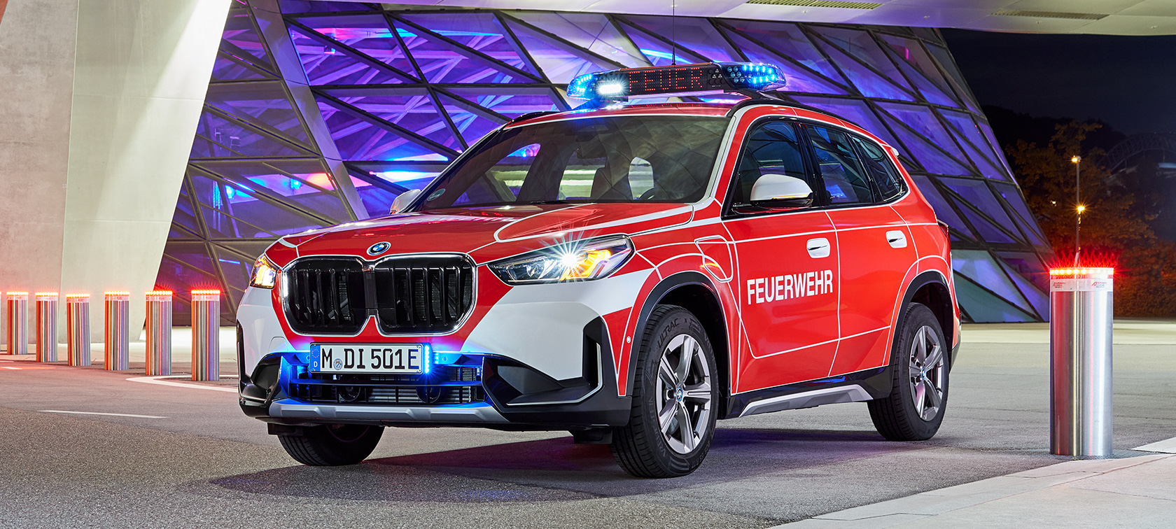 BMW transportlīdzekļu klāsts amatpersonām BMW transportlīdzekļu klāsts amatpersonām, vienas trešdaļas priekšpuses skats, novietoti transportlīdzekļi