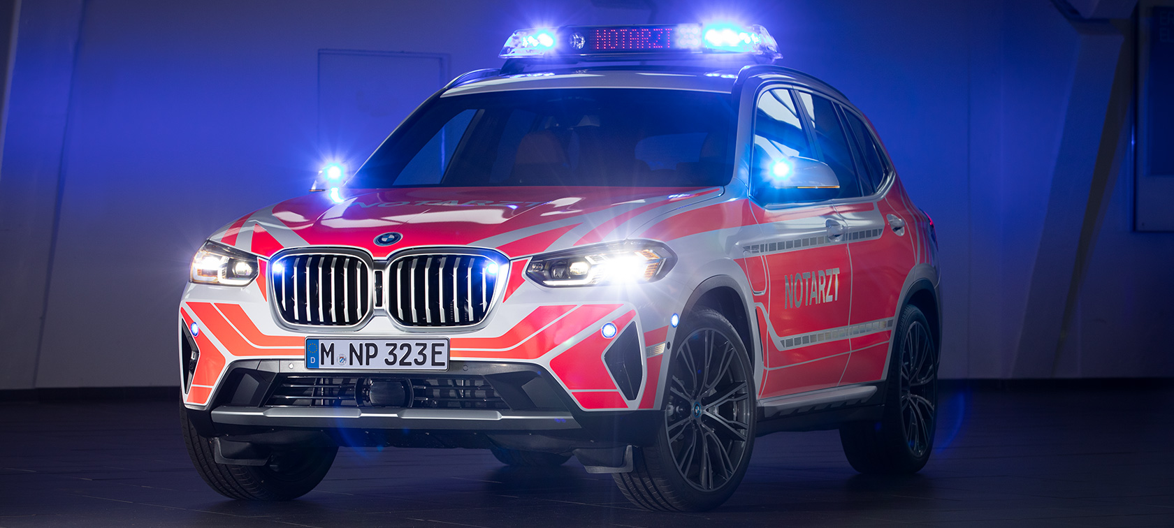 BMW X3. G01, LCI, neatliekamās medicīniskās palīdzības ārsta automobilis BMW X3, G01, LCI, neatliekamās medicīniskās palīdzības ārsta automobilis, vienas trešdaļas priekšpuses skats, novietots automobilis