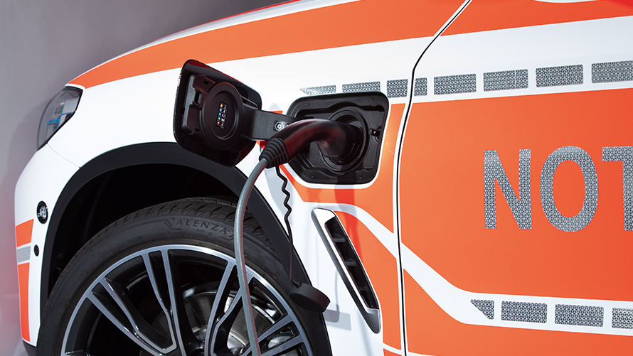 BMW X3, G01, LCI, PHEV, neatliekamās medicīniskās palīdzības ārsta automobilis, uzlādes kontaktligzda BMW X3, G01, LCI, neatliekamās medicīniskās palīdzības ārsta automobilis, uzlādes kontaktligzda atvērta