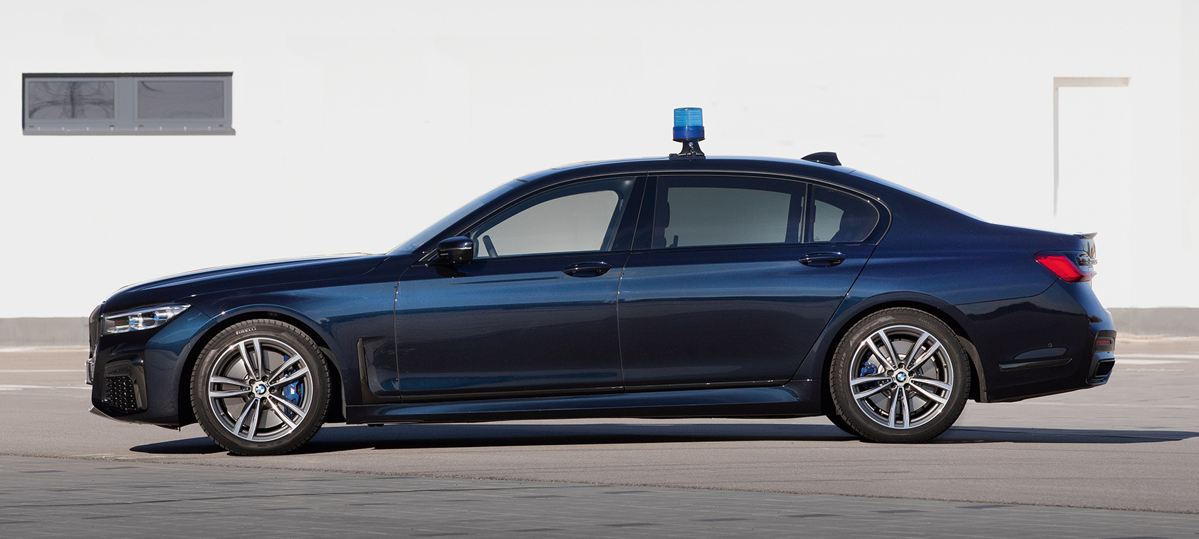 BMW 7. SĒRIJA, G12, LCI, netrafarēts transportlīdzeklis amatpersonām BMW 7. SĒRIJA, G12, LCI, netrafarēts transportlīdzeklis amatpersonām, sānskats, novietots stāvēšanai, uzstādīta rotējoša bākuguns
