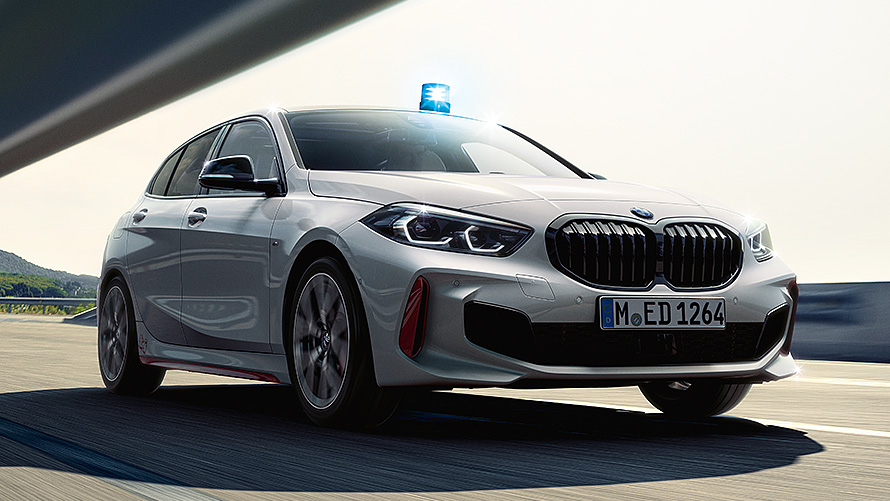 BMW 1. sērija, F40, zila bākuguns, netrafarēts transportlīdzeklis amatpersonām BMW 1. sērija,F40, zila bākuguns, netrafarēts transportlīdzeklis amatpersonām, vienas trešdaļas priekšpuses skats, braucienā pa ceļu