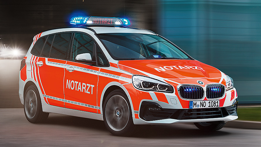 BMW 2. sērijas Gran Tourer, F48,LCI, neatliekamās medicīniskās palīdzības ārstu automobilis BMW 2. sērijas Gran Tourer, F48, LCI, neatliekamās medicīniskās palīdzības ārstu automobilis, vienas trešdaļas priekšpuses skats, braucienā pa pilsētu
