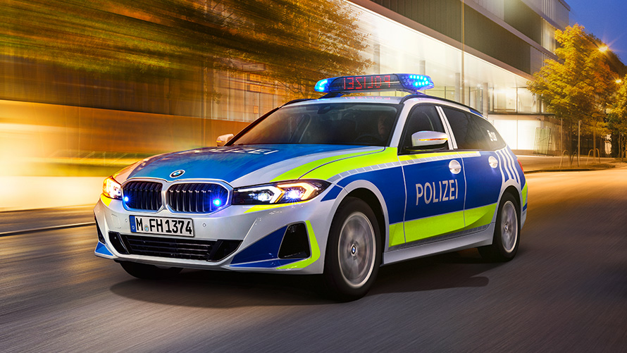 BMW 3. sērijas Touring, policijas automobilis BMW 3. sērijas Touring, policijas automobilis, vienas trešdaļas priekšpuses skats, braucienā