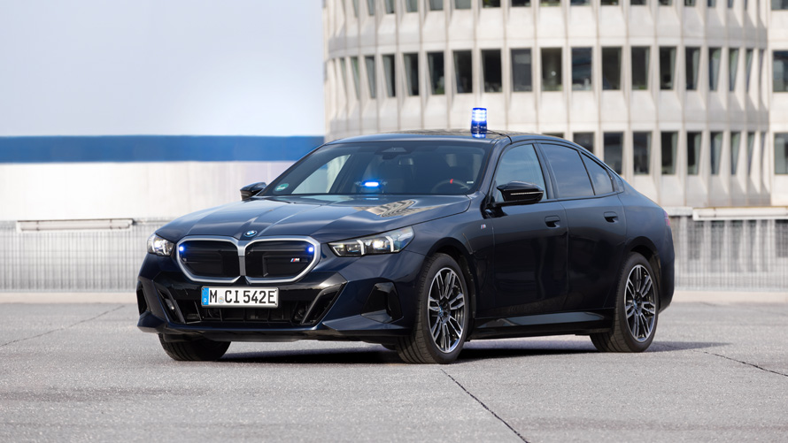 BMW 5. sērijas Touring, transportlīdzeklis amatpersonām BMW 5. sērijas Touring, transportlīdzeklis amatpersonām, vienas trešdaļas priekšpuses skats, braucienā
