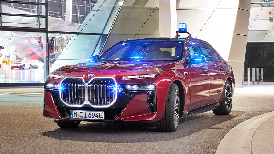 BMW 7. sērija, oficiāls eskorta transportlīdzeklis BMW 7. sērija, oficiāls eskorta transportlīdzeklis, vienas trešdaļas priekšpuses skats, ceļš, braucienā