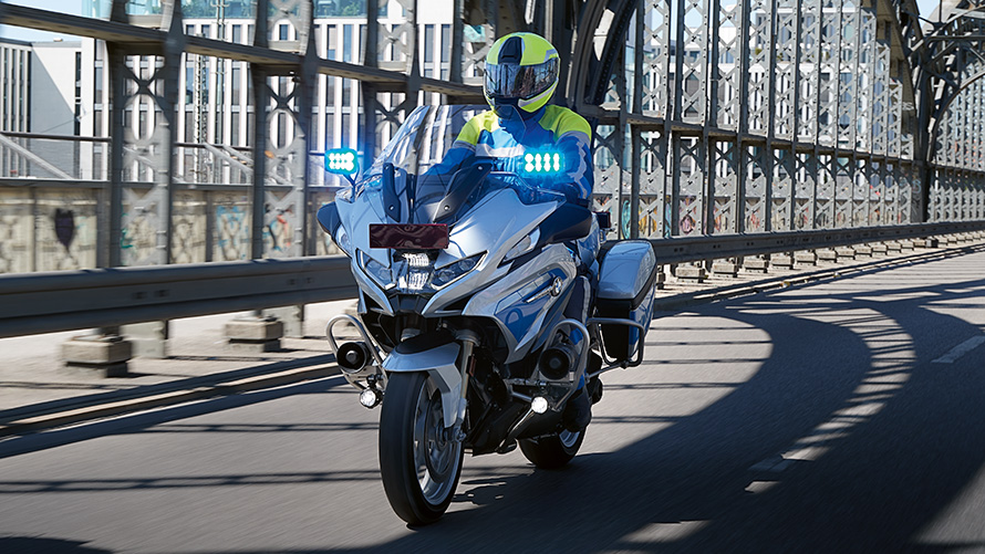 BMW R1250RT, policijas motocikls BMW R1250RT, policijas motocikls, pretskats, tilts, braucienā