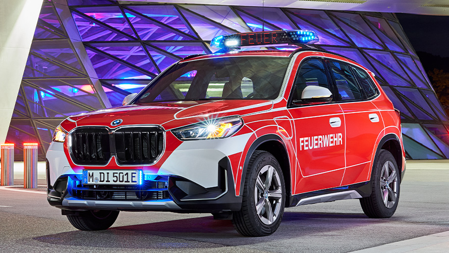 BMW X1, ugunsdzēsēju transportlīdzeklis BMW X1, ugunsdzēsēju transportlīdzeklis, trīs ceturtdaļu priekšpuses skats, braucienā
