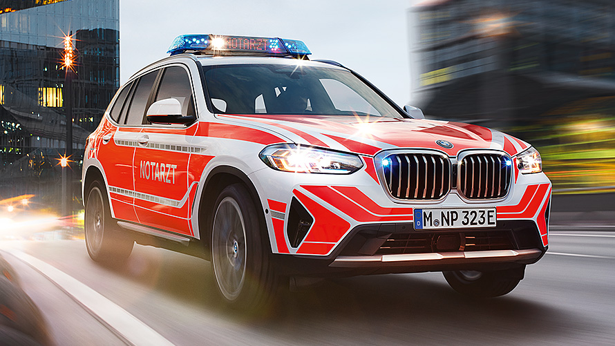 BMW X3. G01, LCI, neatliekamās medicīniskās palīdzības ārsta automobilis BMW X3, G01, LCI, neatliekamās medicīniskās palīdzības ārsta automobilis, vienas trešdaļas priekšpuses skats, braucienā