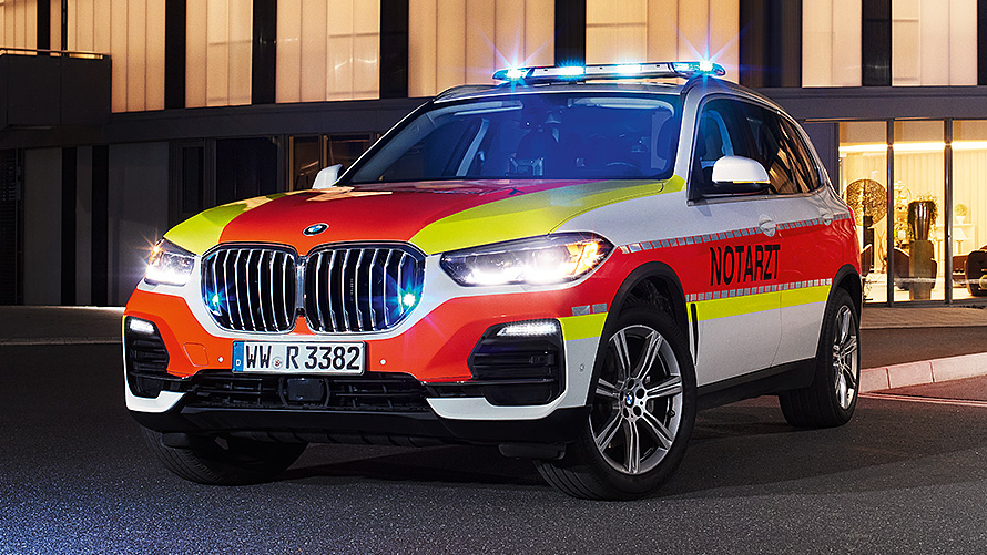 BMW X5, G05, neatliekamās medicīniskās palīdzības ārsta automobilis BMW X5, G05, neatliekamās medicīniskās palīdzības ārsta automobilis, vienas trešdaļas priekšpuses skats, novietots automobilis
