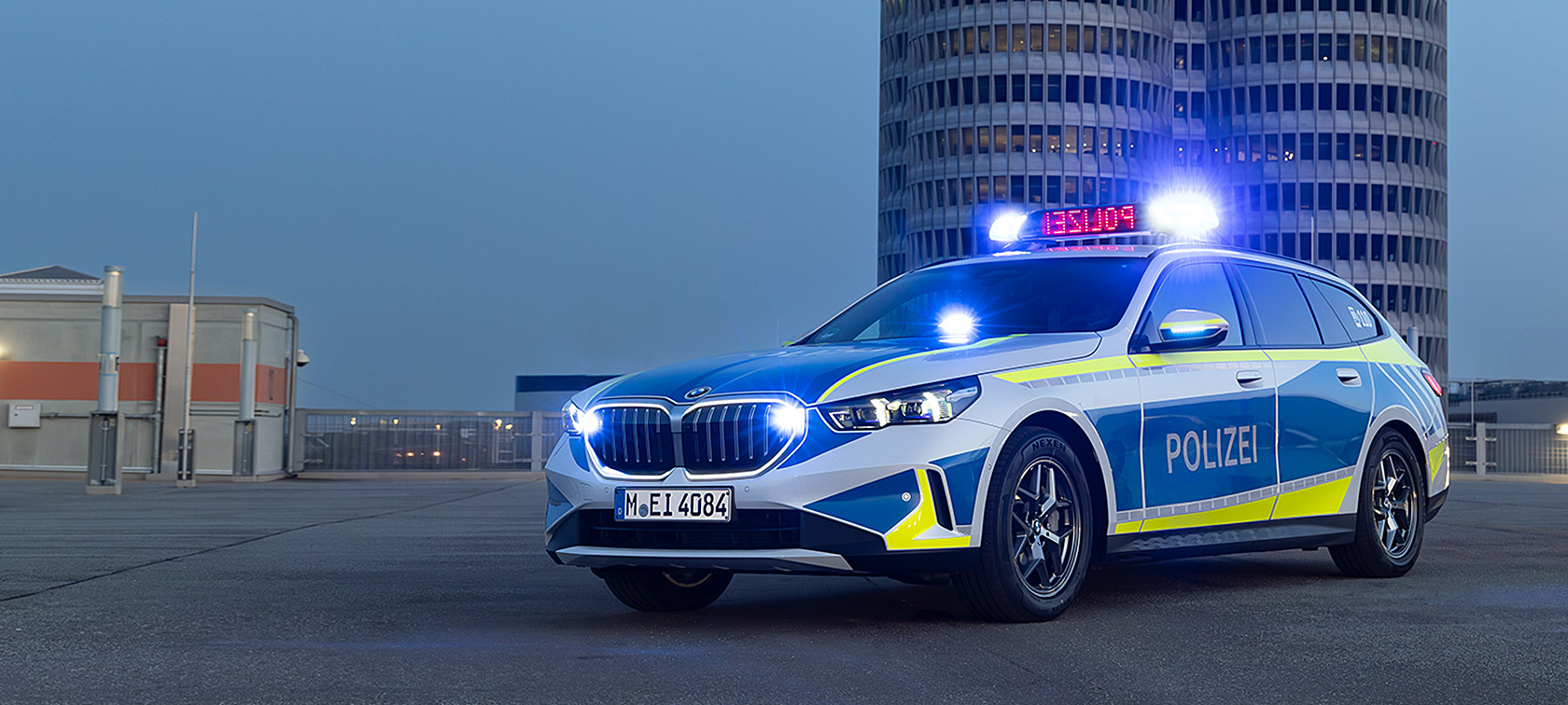 BMW 5. sērijas Touring, G31, LCI, policijas automobilis BMW 5. sērijas Touring, G31, LCI, policijas automobilis, vienas trešdaļas priekšpuses skats, braucienā pa tuneli