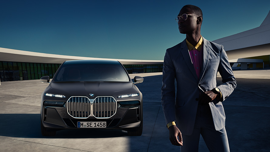 BMW diplomātisko klientu ieguvumi diplomātiem, pirmspārdošanas apkalpošana BMW priekšrocības diplomātiskajiem klientiem, pirmspārdošanas apkalpošana, vīrietis BMW priekšā