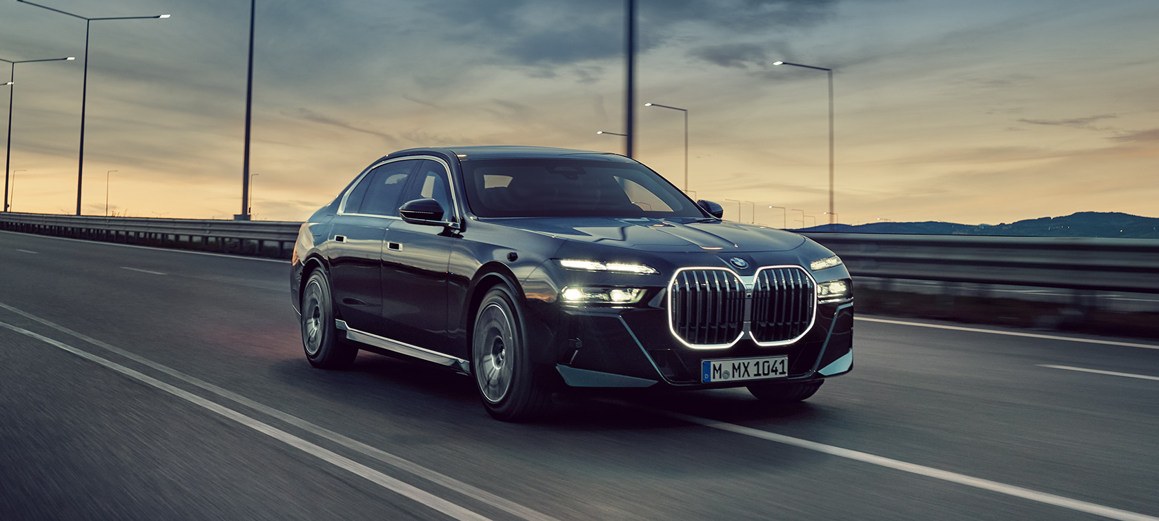 BMW 7. sērijas G73 Protection ½ priekšpuses skats BMW 7. sērijas G73 Protection ½ priekšpuses skats uz šosejas