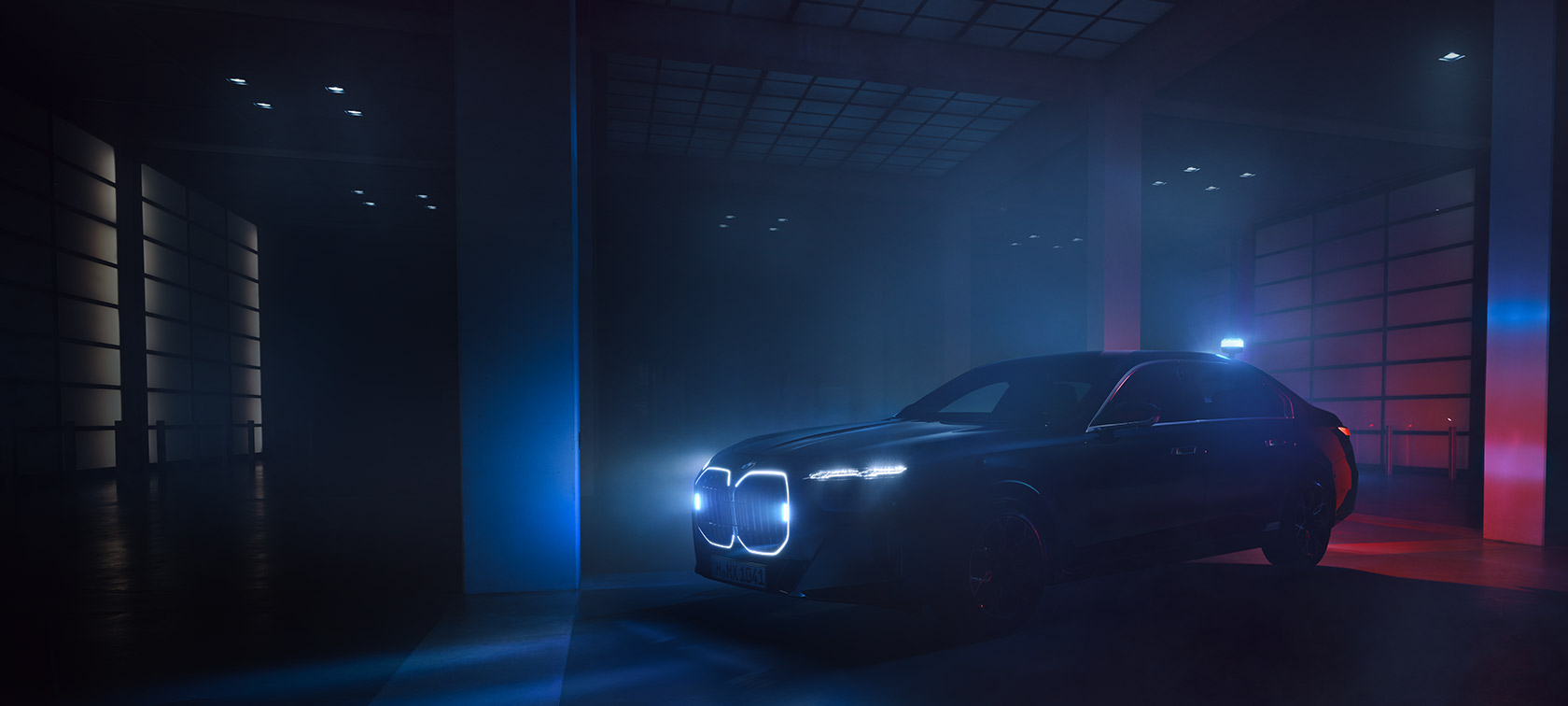 BMW 7. sērijas Protection G73 tumsā ar pagrieziena signāla lukturiem 1/3 sānskatā