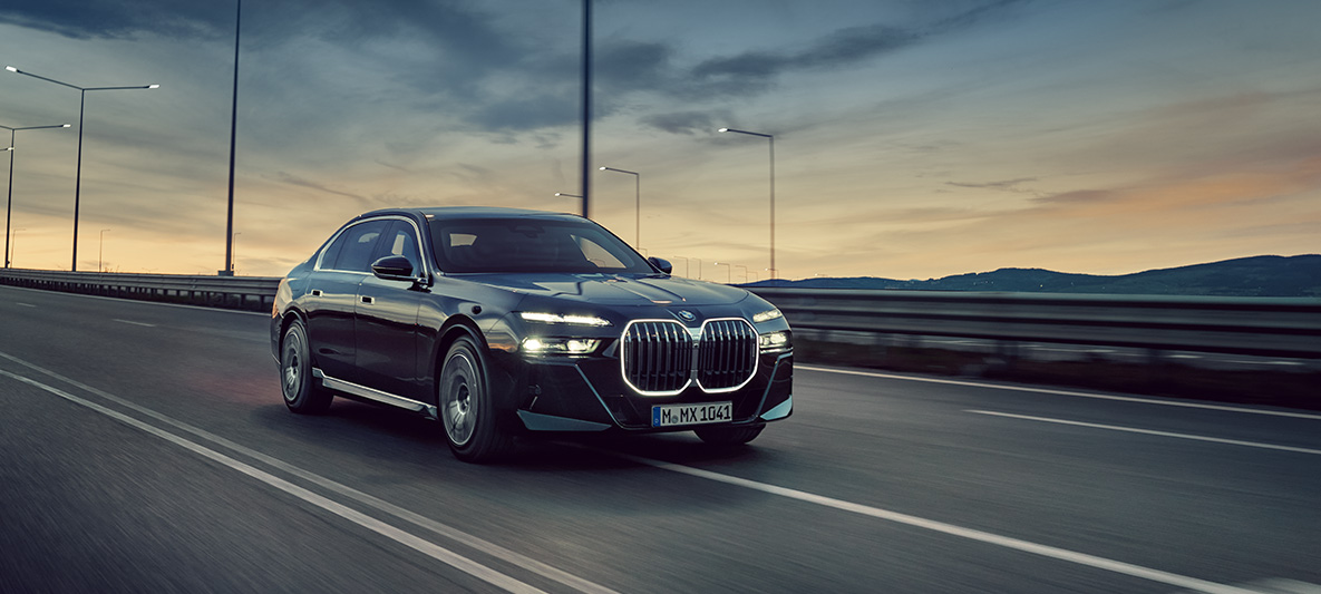 BMW automobiļi aizsardzībai, drošības automobiļu vadītāju apmācība BMW automobiļi aizsardzībai, drošības automobiļu vadītāju apmācība, trīs ceturtdaļu priekšpuses skats, BMW braucienā uz ielas