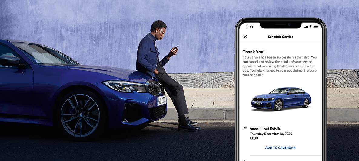 My BMW lietojumprogramma, servisa pieredzes pārvaldīšana, vīrietis sēž uz BMW dzinēja pārsega My BMW lietojumprogramma, servisa pieredzes pārvaldīšana, vīrietis sēž uz BMW dzinēja pārsega