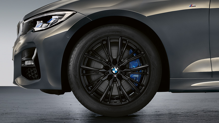 18 collu M Performance Double-spoke 796 M stils 18 collu M Performance vieglmetāla disks ar Double-spoke 796 М stilu matētā Jet Black krāsā, nokomplektēts priekšējais ziemas ritenis