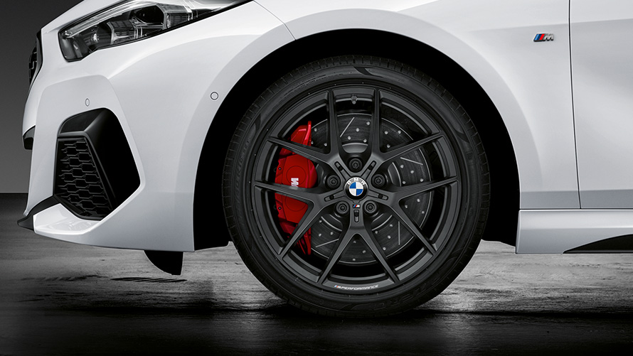18 collu M Performance V-spoke 554 M stils 18 collu M Performance kalts disks ar V-spoke 554 М stilu matētā Jet Black krāsā, nokomplektēts ziemas ritenis
