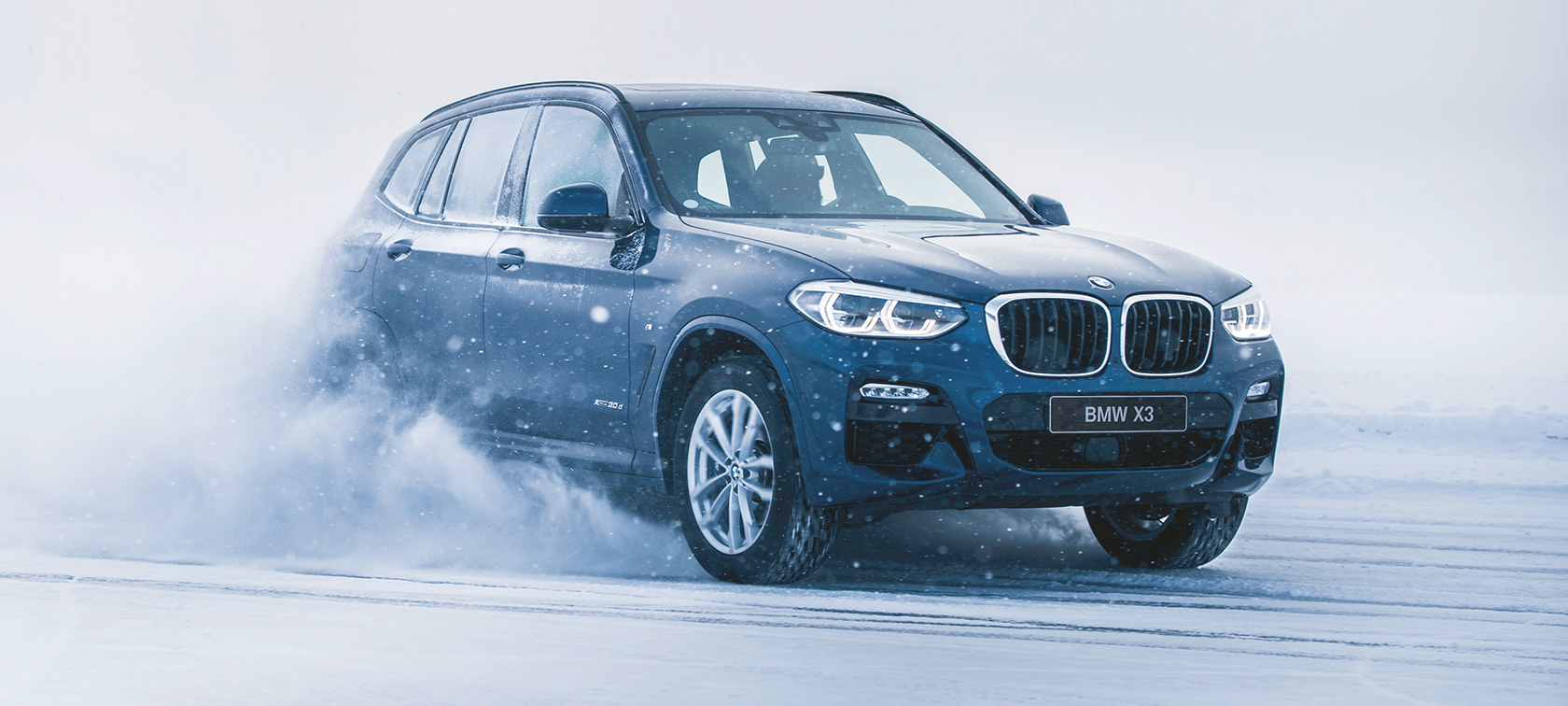 BMW rudens un ziemas piederumi BMW X3 sniegā, trīs ceturtdaļu skatā no priekšpuses