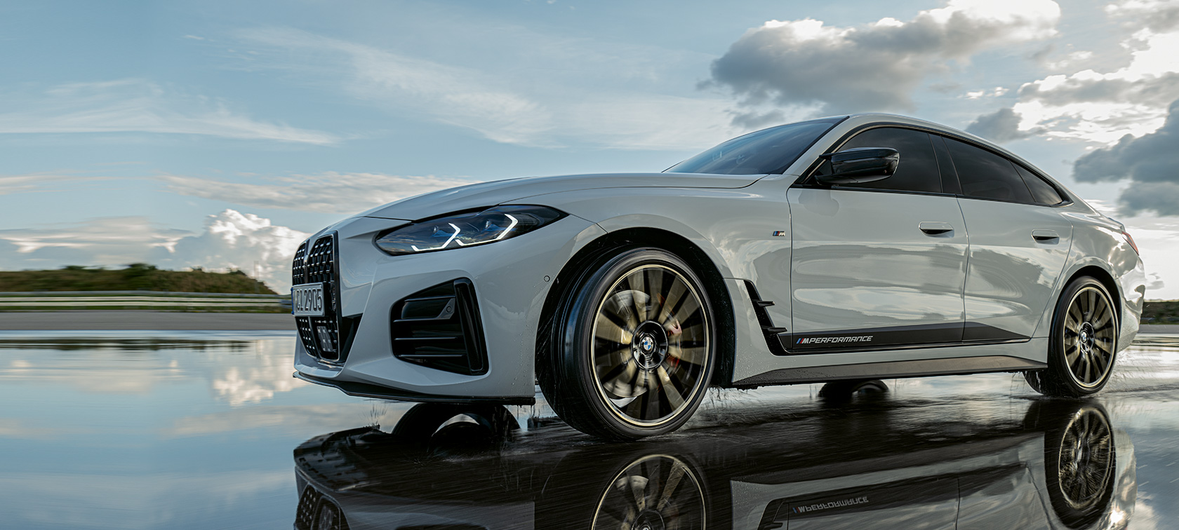 BMW 4. sērijas Gran Coupé (G26), ar M Performance detaļām, braucienā pa slapju ielu BMW 4. sērijas Gran Coupé (G26), ar M Performance detaļām, braucienā pa slapju ielu