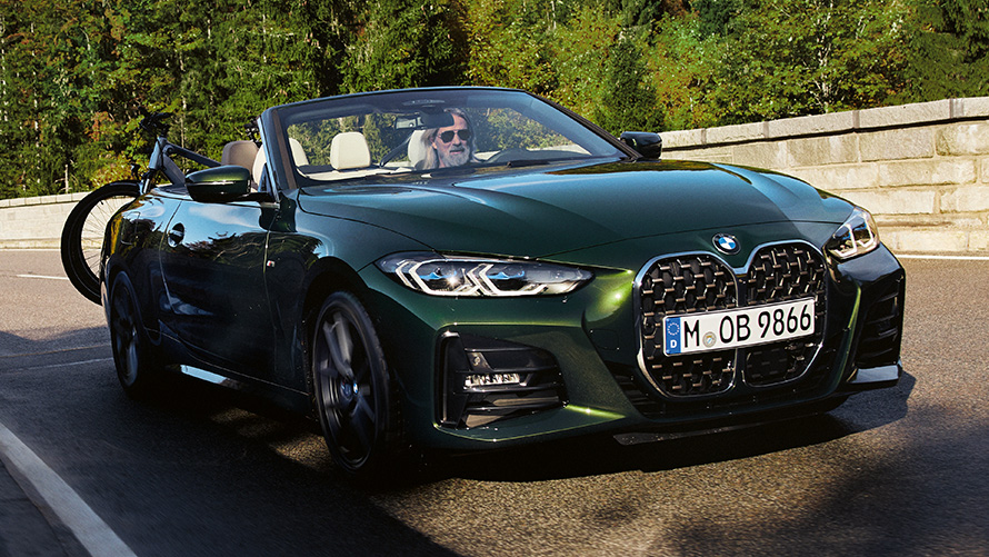 Pilni BMW vasaras riteņi, kas uzmontēti BMW 4. sērijas Convertible (G23), saulainā vidē Pilni BMW vasaras riteņi, kas uzmontēti BMW 4. sērijas Convertible (G23), saulainā vidē