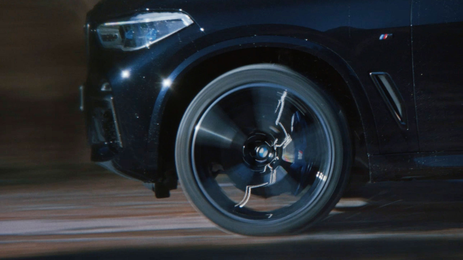 Aploce kustībā ar spārnu, BMW M Aploce kustībā ar spārnu, BMW M