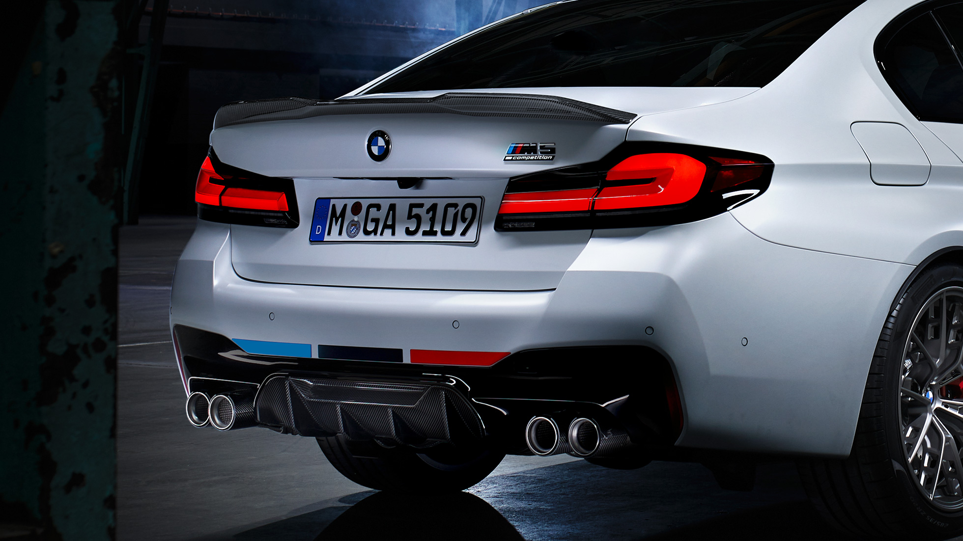 BMW M5, trīs ceturtdaļu aizmugures skats BMW M Performance Parts, BMW M5, trīs ceturtdaļu aizmugures skats