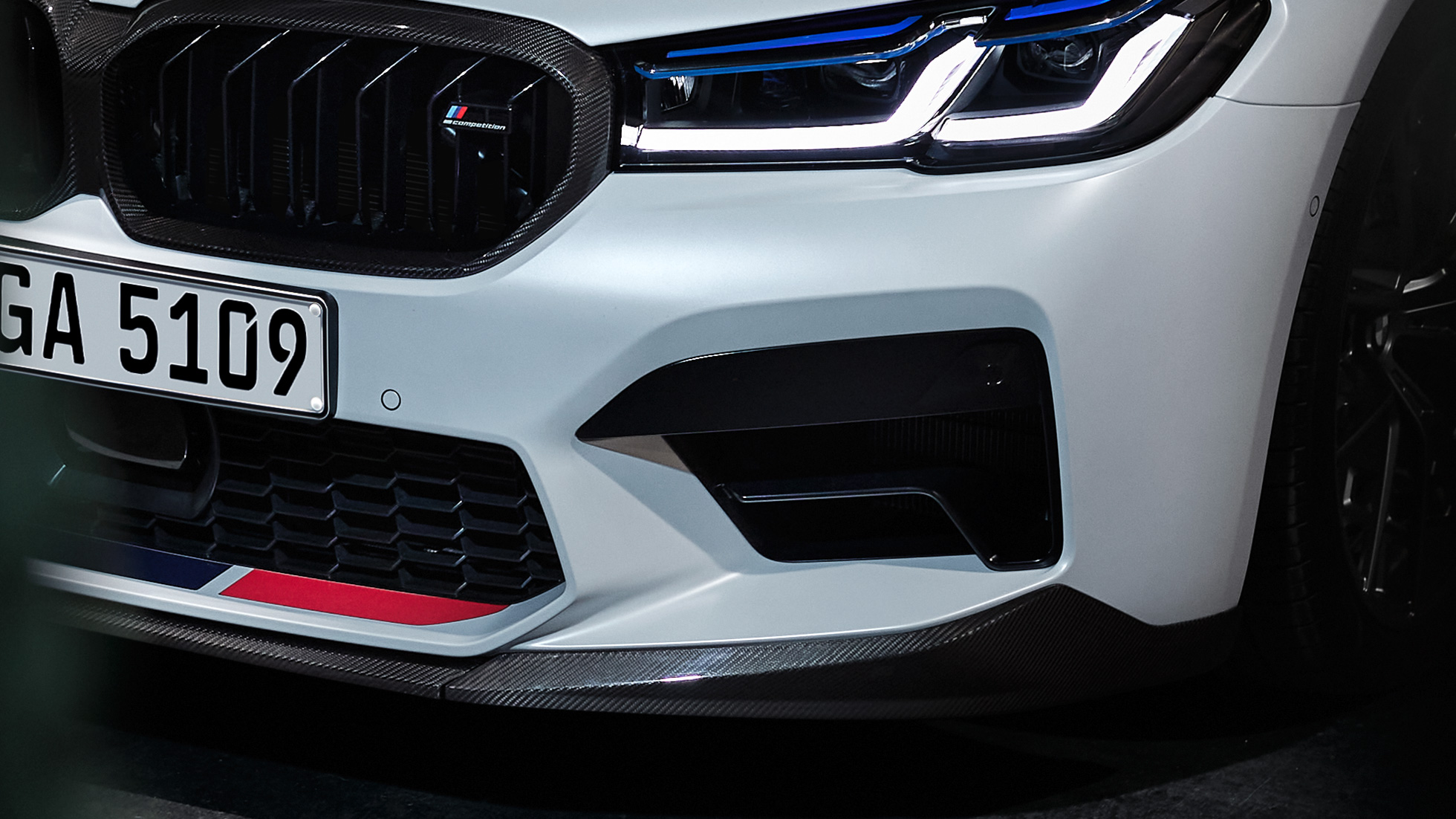 M Performance priekšējais difuzors, oglekļa šķiedra, tuvplāns BMW M Performance Parts, M Performance priekšējais difuzors, oglekļa šķiedra, tuvplāns