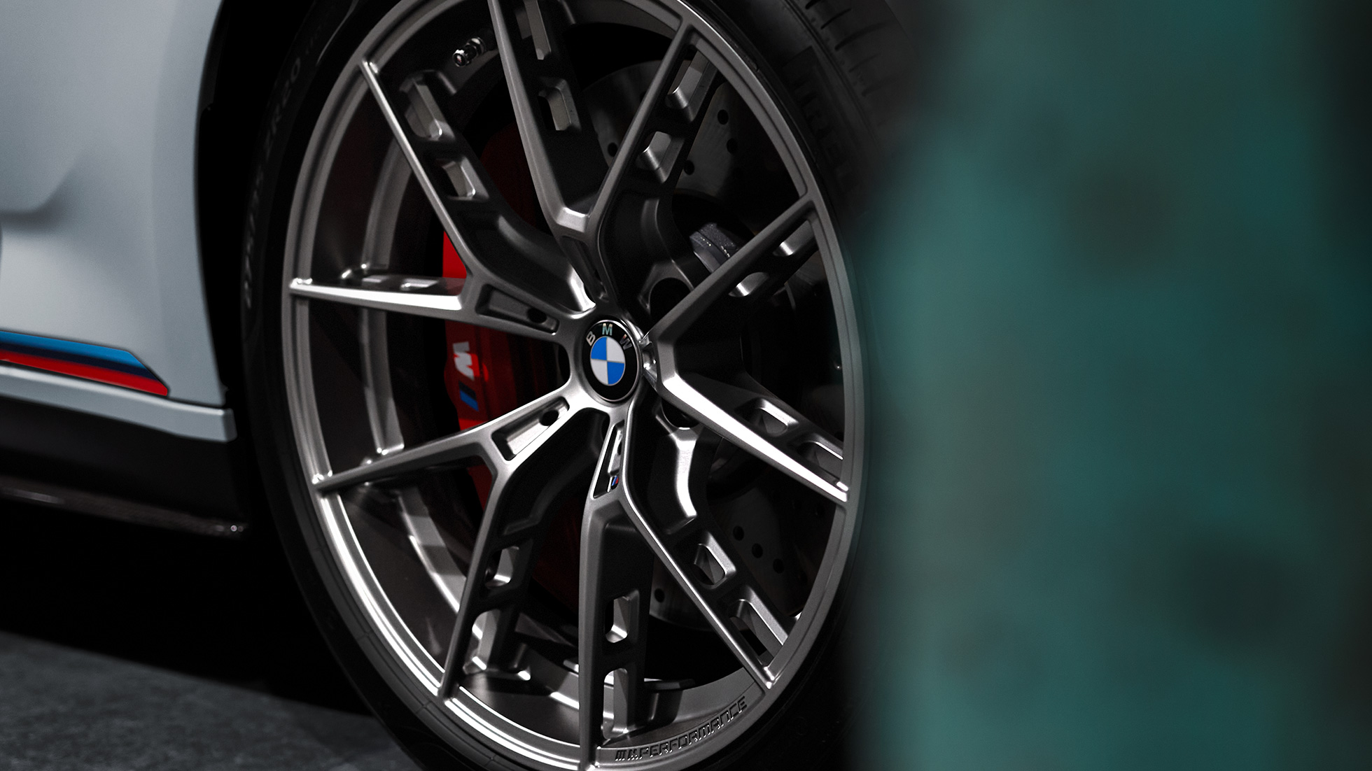 20 collu kalts M Performance disks, Y-spoke 863 M stils, matēta Ferric Grey krāsa, tuvplāns BMW M Performance Parts, 20 collu M Performance kalts disks Y-spoke 863 M stils, matēta Ferric Grey krāsa, tuvplāns