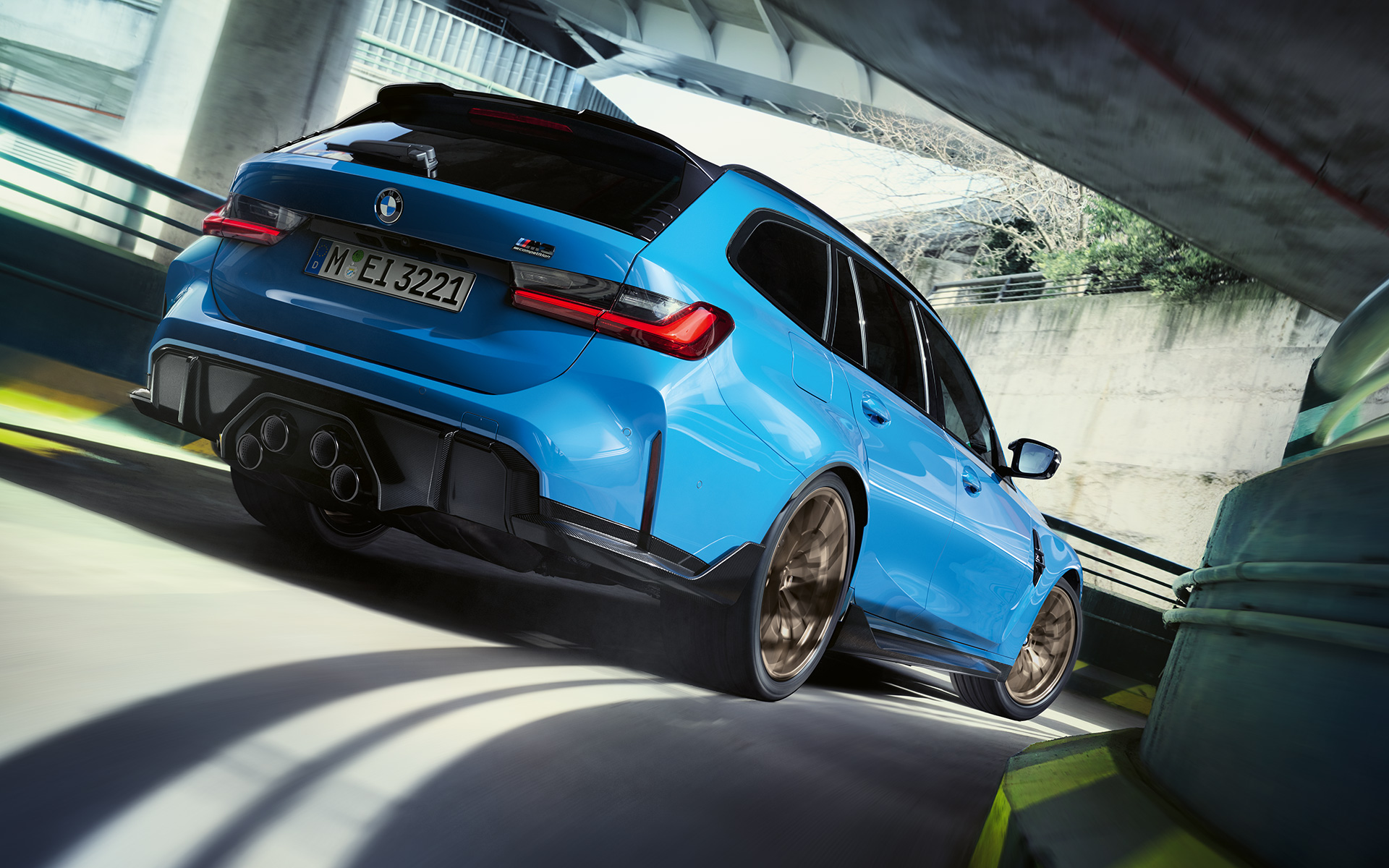 BMW M3 Touring, G81, BMW M Performance detaļas, trīs ceturtdaļu aizmugures skats BMW M3 Touring, G81, BMW M Performance detaļas, trīs ceturtdaļu aizmugures skats, braucienā