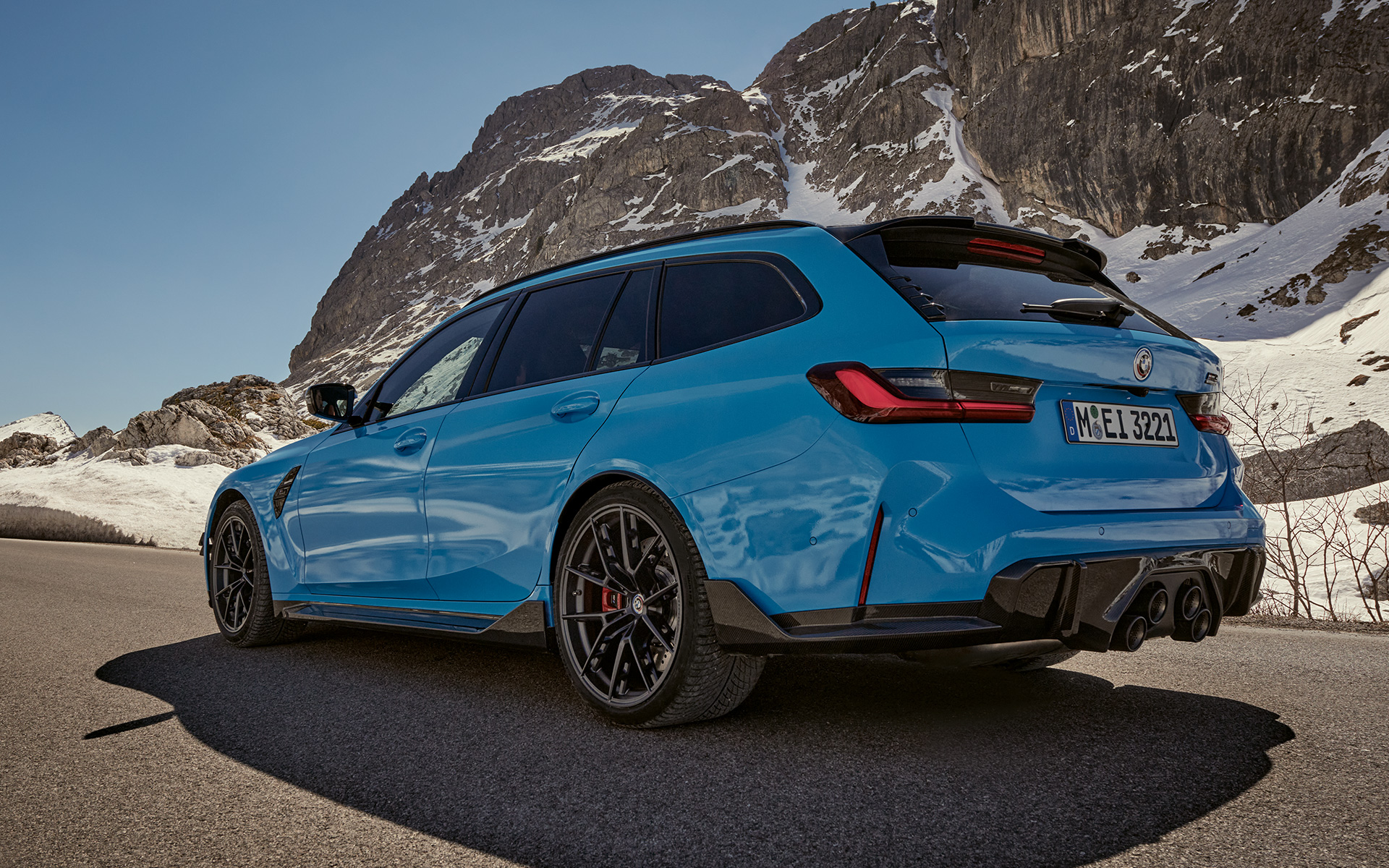 BMW M3 Touring, G81, BMW M Performance detaļas, trīs ceturtdaļu sānskats, braucienā BMW M3 Touring, G81, BMW M Performance detaļas, trīs ceturtdaļu sānskats, braucienā uz kalnu ainavas fona