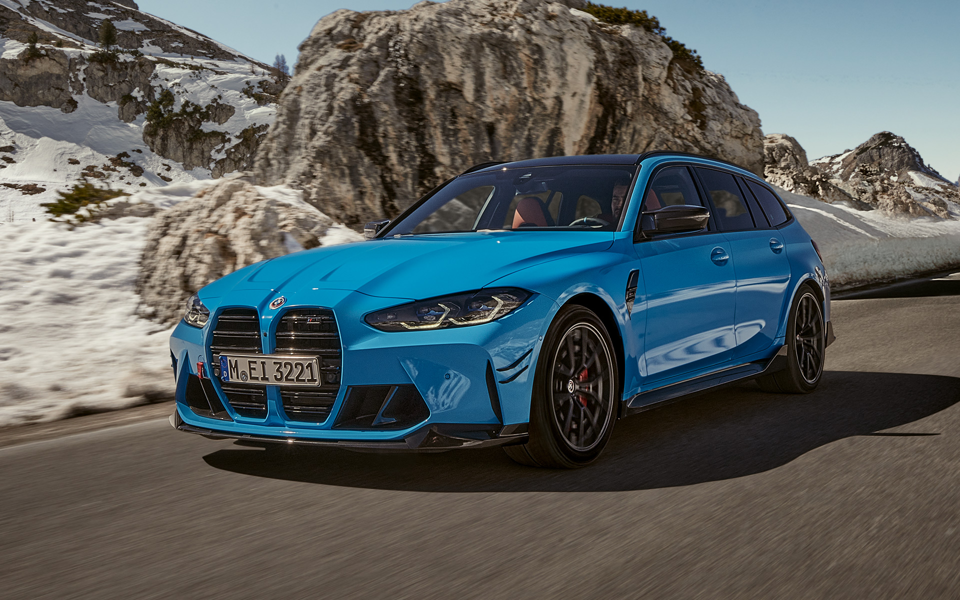 BMW M3 Touring, G81, BMW M Performance detaļas, trīs ceturtdaļu priekšpuses skats, braucienā BMW M3 Touring, G81, BMW M Performance detaļas, trīs ceturtdaļu priekšpuses skats, braucienā uz kalnu ainavas fona