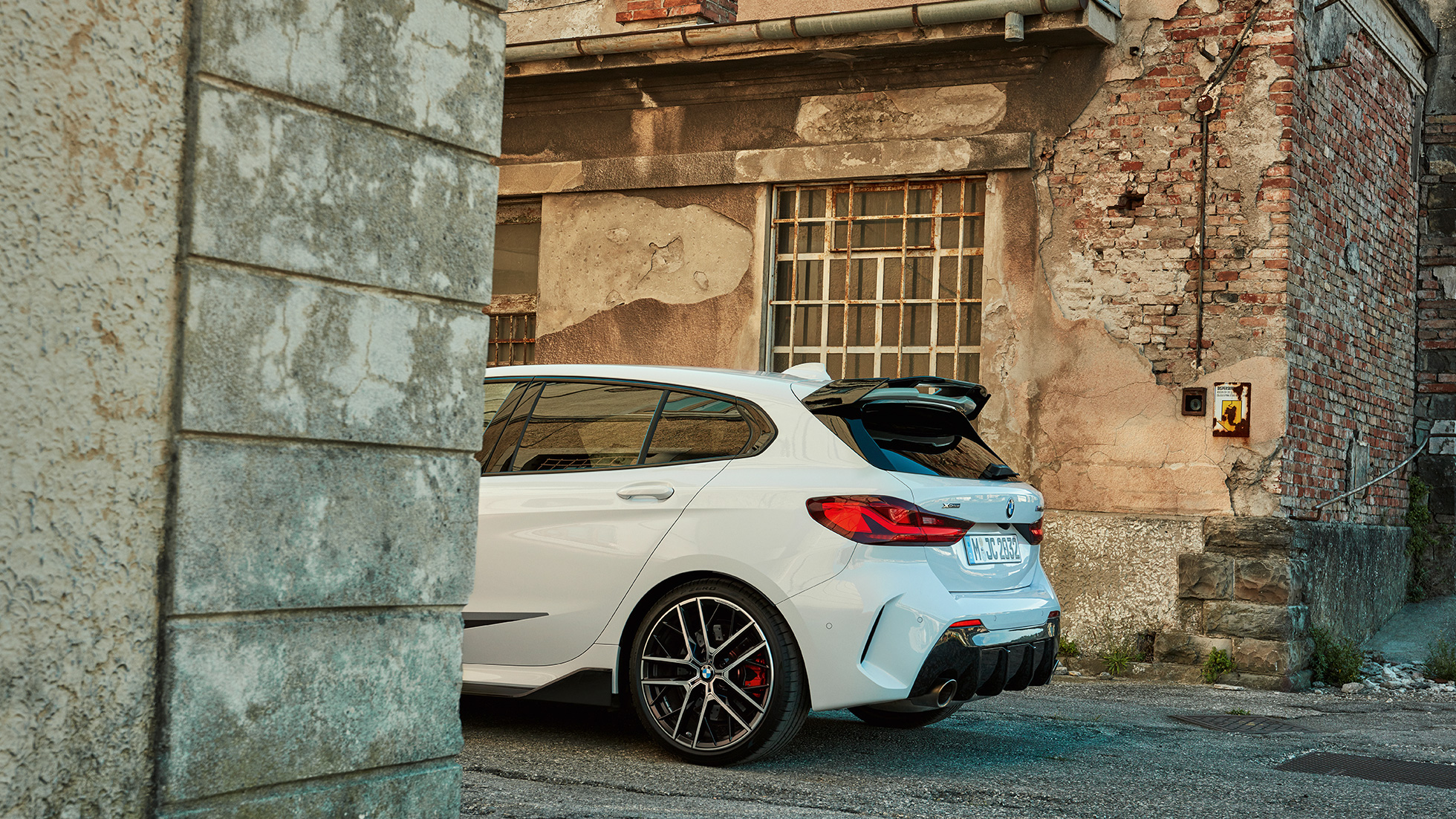 BMW 1. sērija, BMW M135i xDrive, F40, M Performance, aizmugure BMW 1. sērija, BMW M135i xDrive, F40, M Performance, detalizēts skats