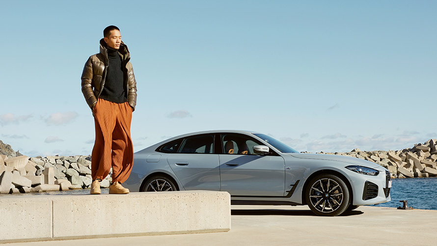 BMW uz vasaras ainavas fona ar modeli BMW Service Inclusive, BMW uz vasaras ainavas fona ar modeli