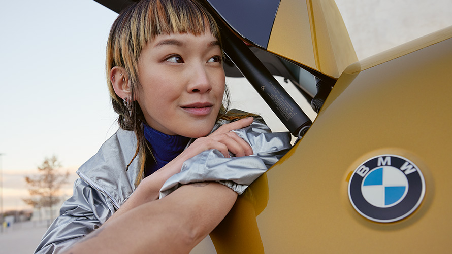 BMW Service Inclusive termiņš un līguma periodi lietota automobiļa gadījumā BMW Service Inclusive, sieviete lūkojas no BMW X2 bagāžas nodalījuma