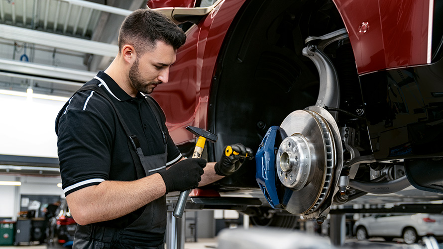 BMW Service Inclusive Plus piedāvājumi BMW Service Inclusive Plus, darbnīcas darbinieks strādā ar bremzēm