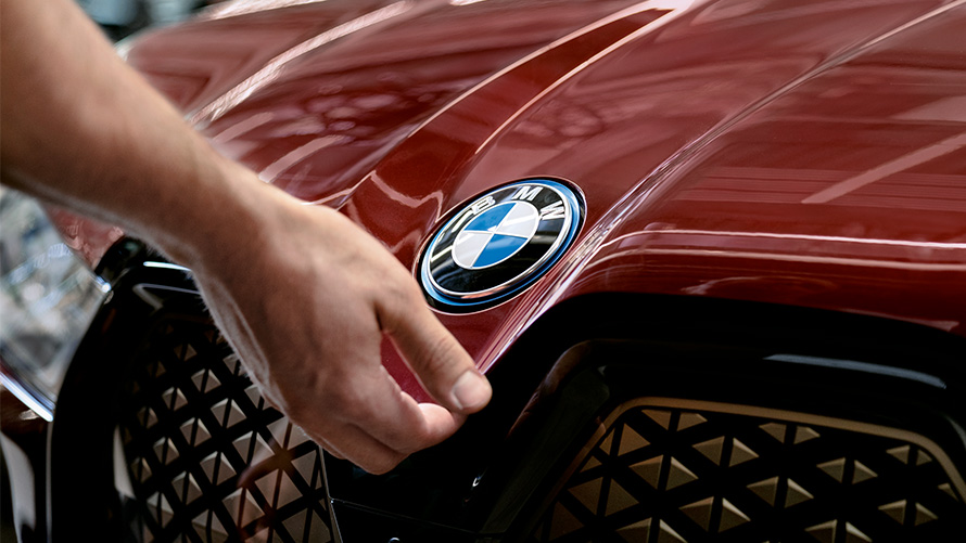 BMW Service Inclusive piedāvājumi BMW Service Inclusive, BMW logotips uz BMW iX