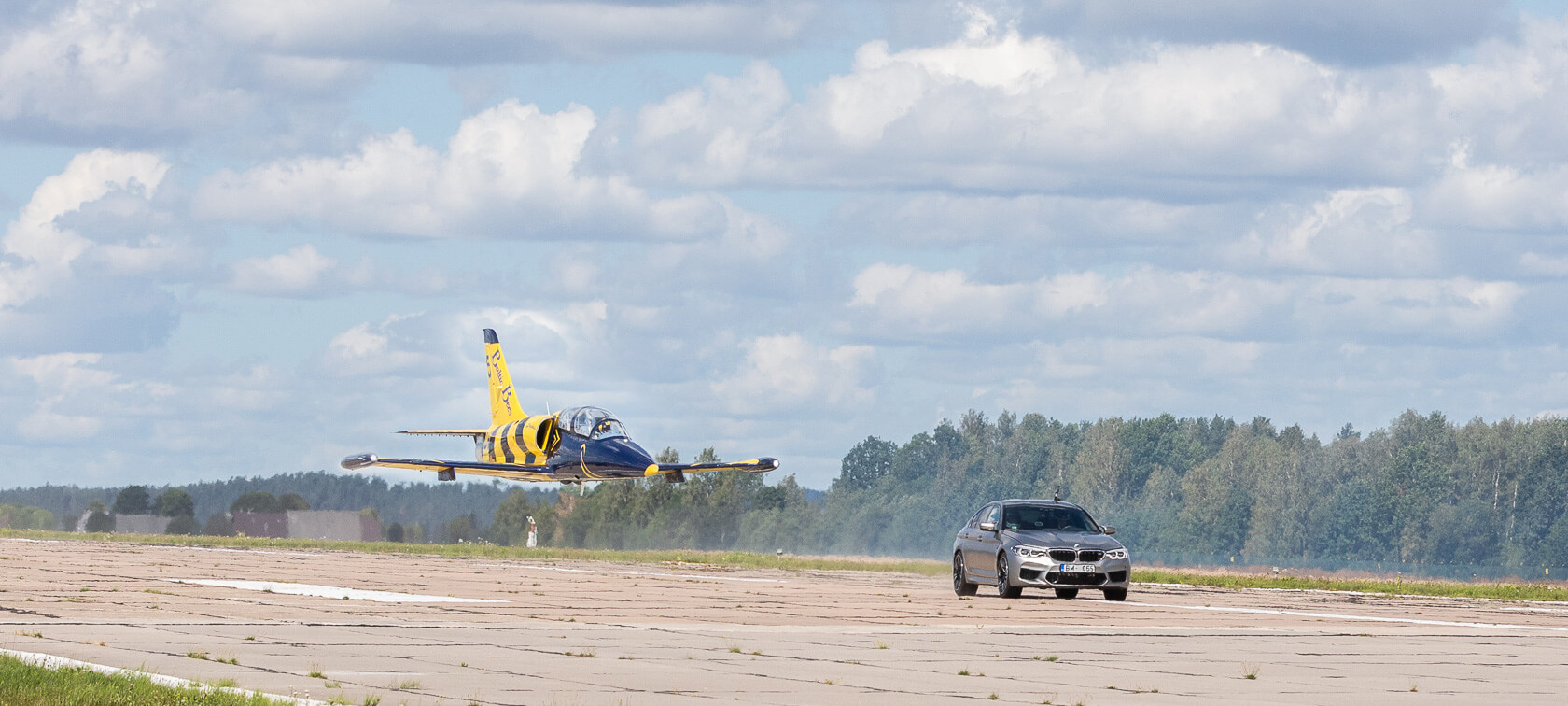 Kas ātrāks: lidmašīna “Sukhoi Su-31” vai BMW M klases automašīna? Kas ātrāks: lidmašīna “Sukhoi Su-31” vai BMW M klases automašīna?