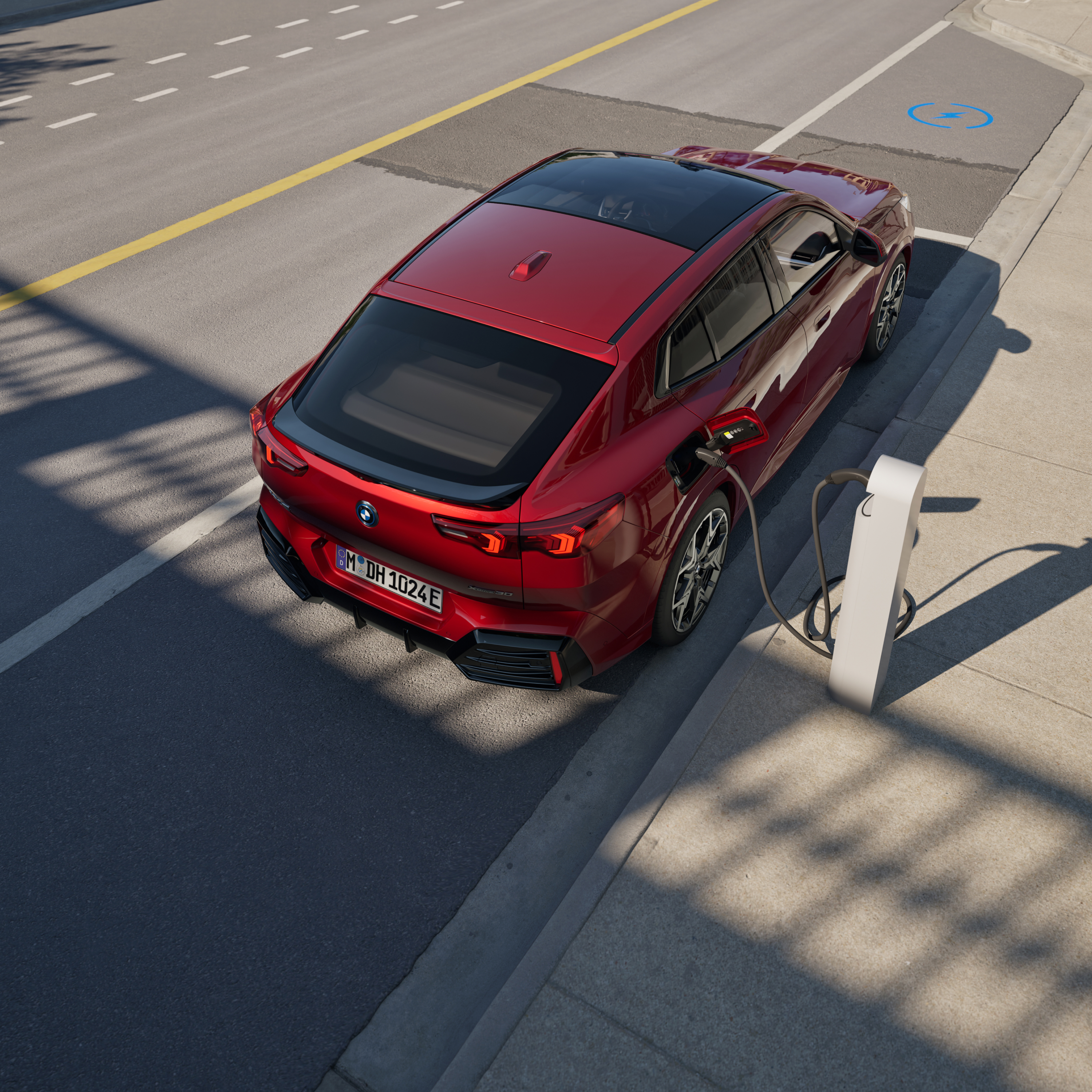 BMW uzlāde pie uzlādes punkta
