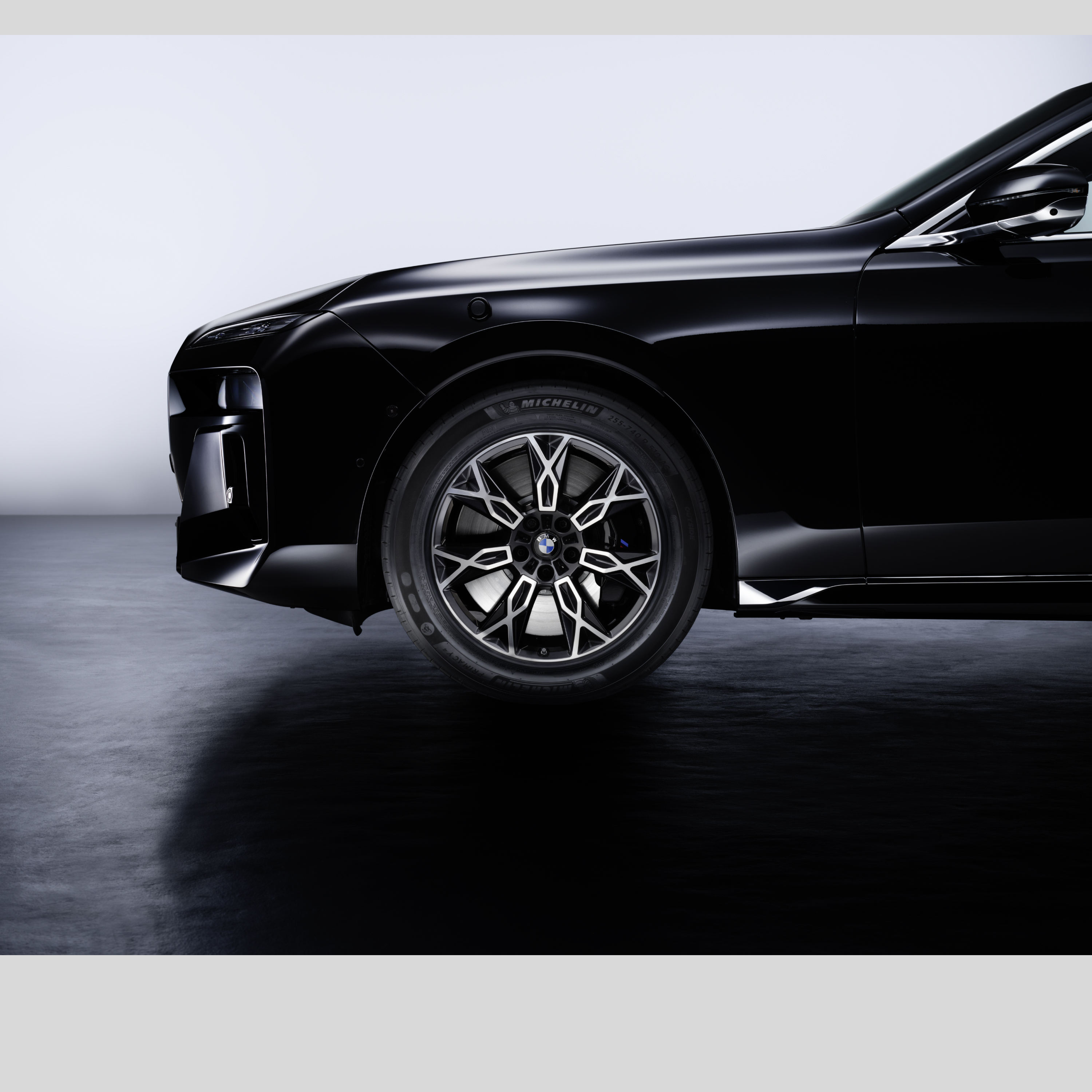 BMW priekšējais ritenis ar riepas tuvplānu