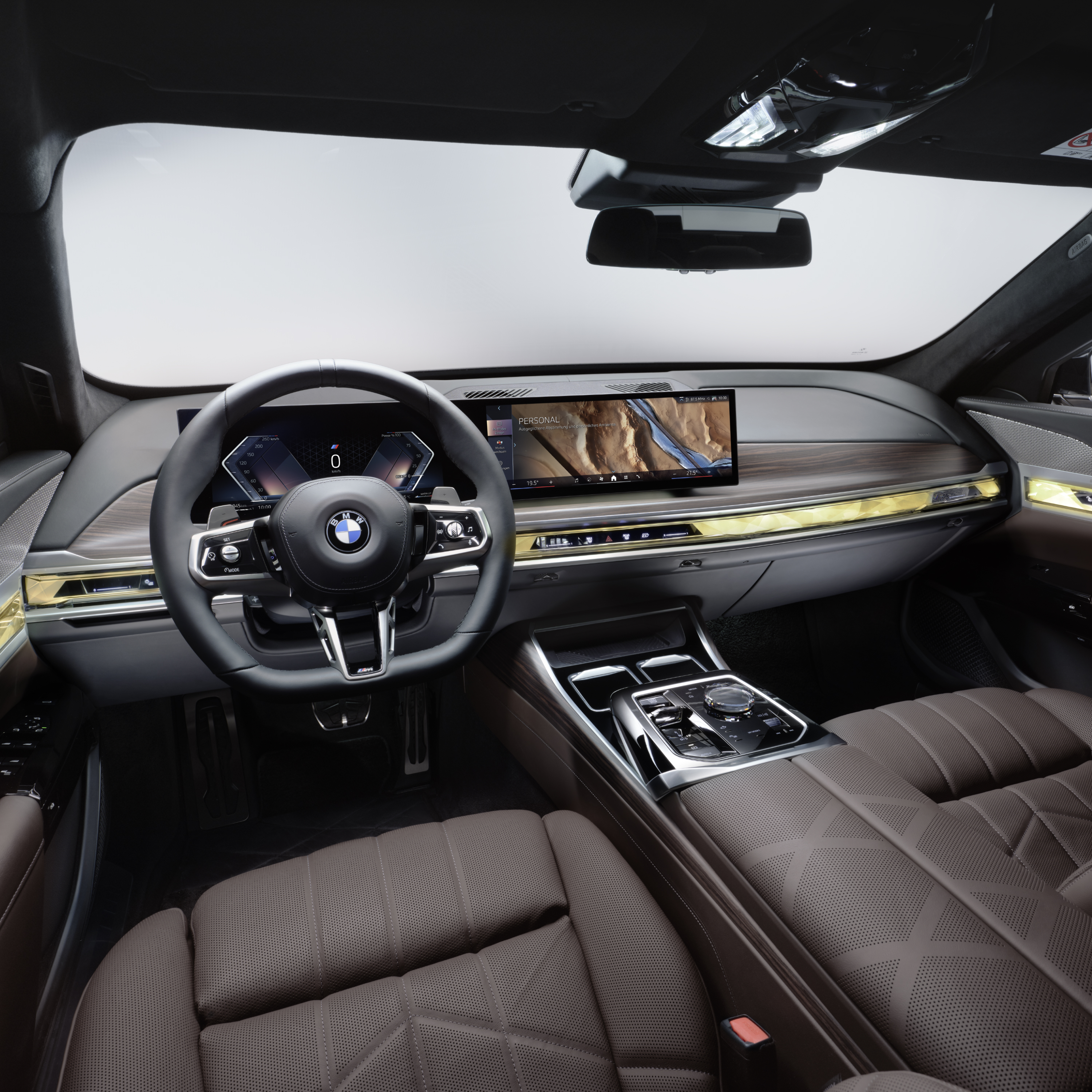 BMW kokpits ar stūri un displeju