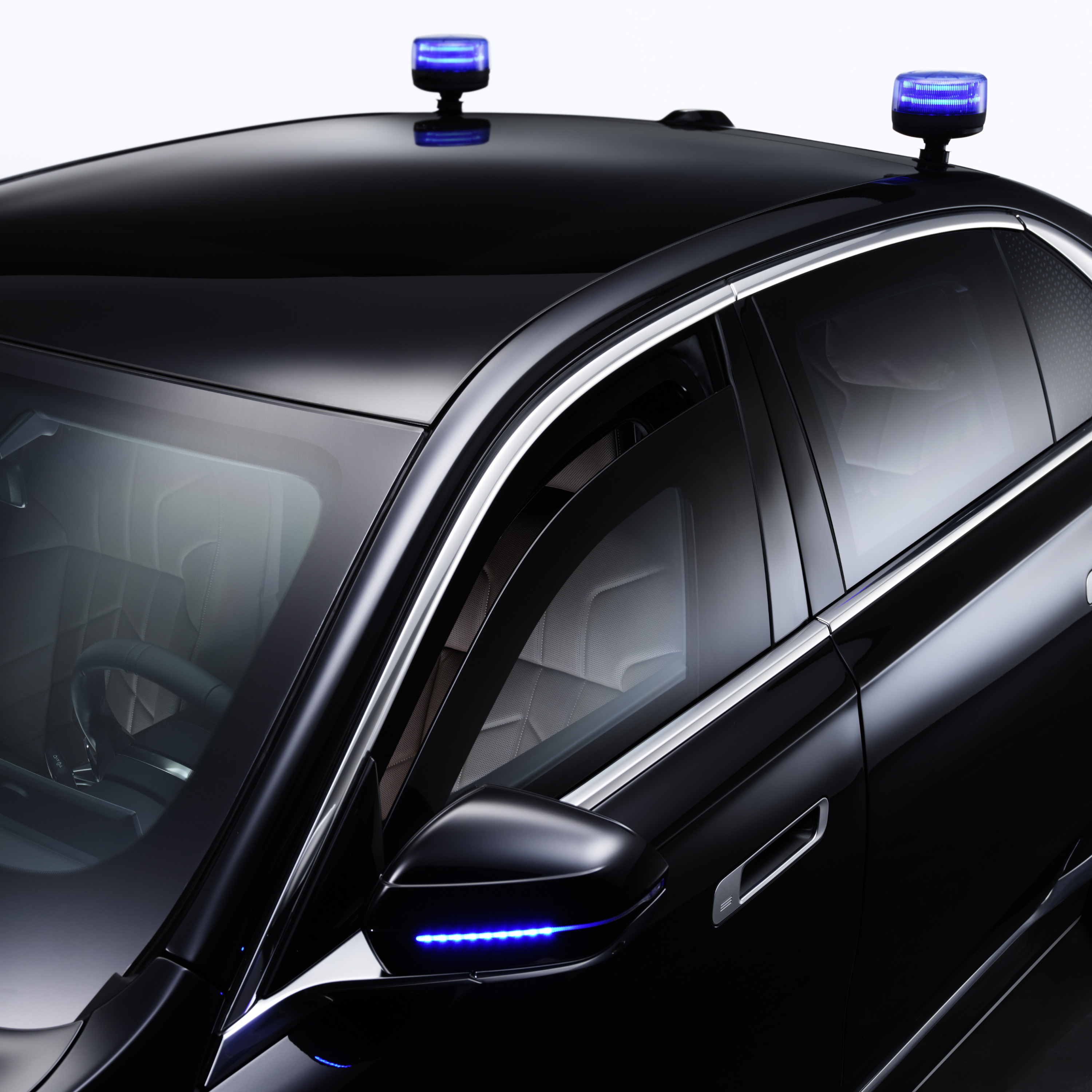 BMW ar bākugunīm uz jumta tuvplānā