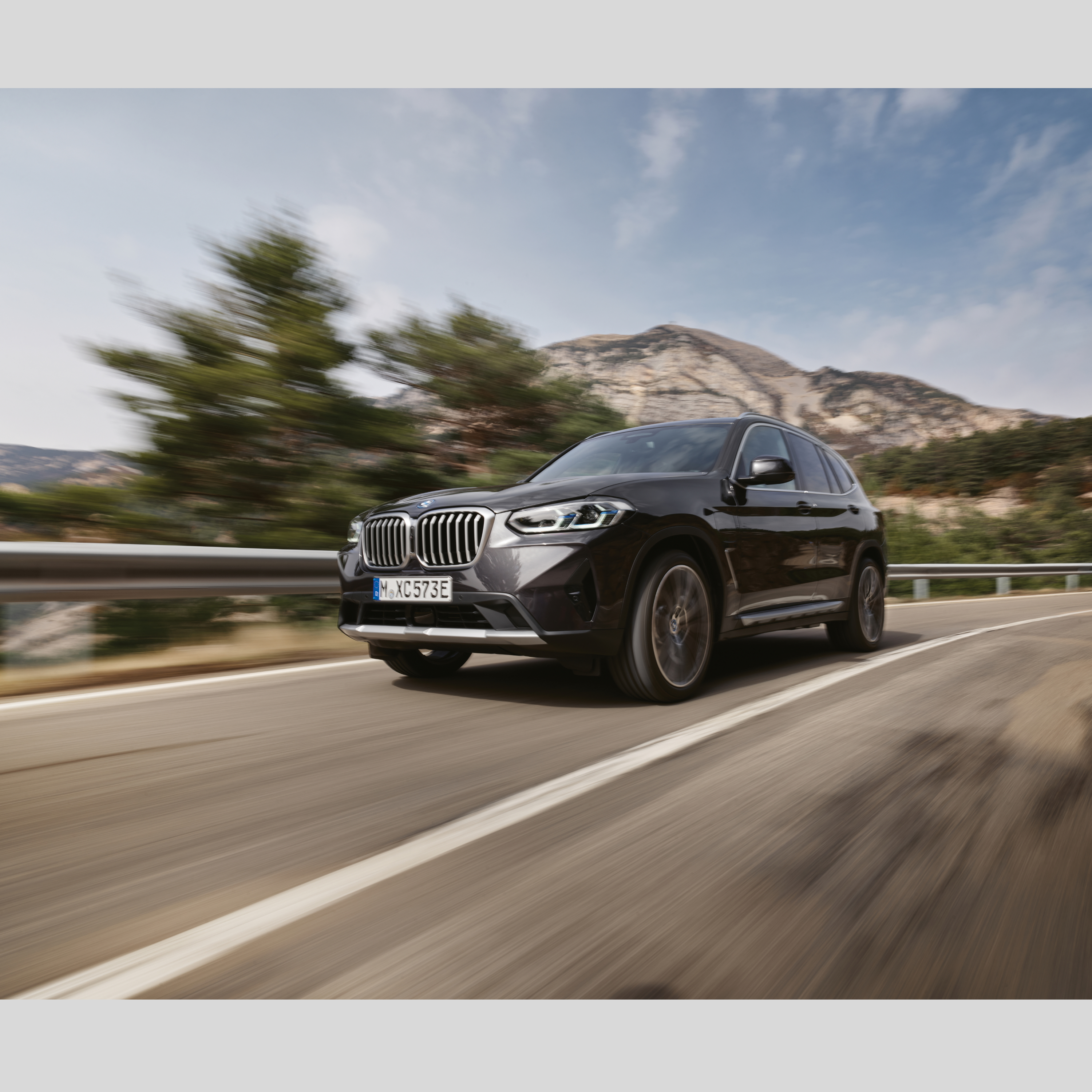 BMW operatīvais transportlīdzeklis brauc pa ceļu