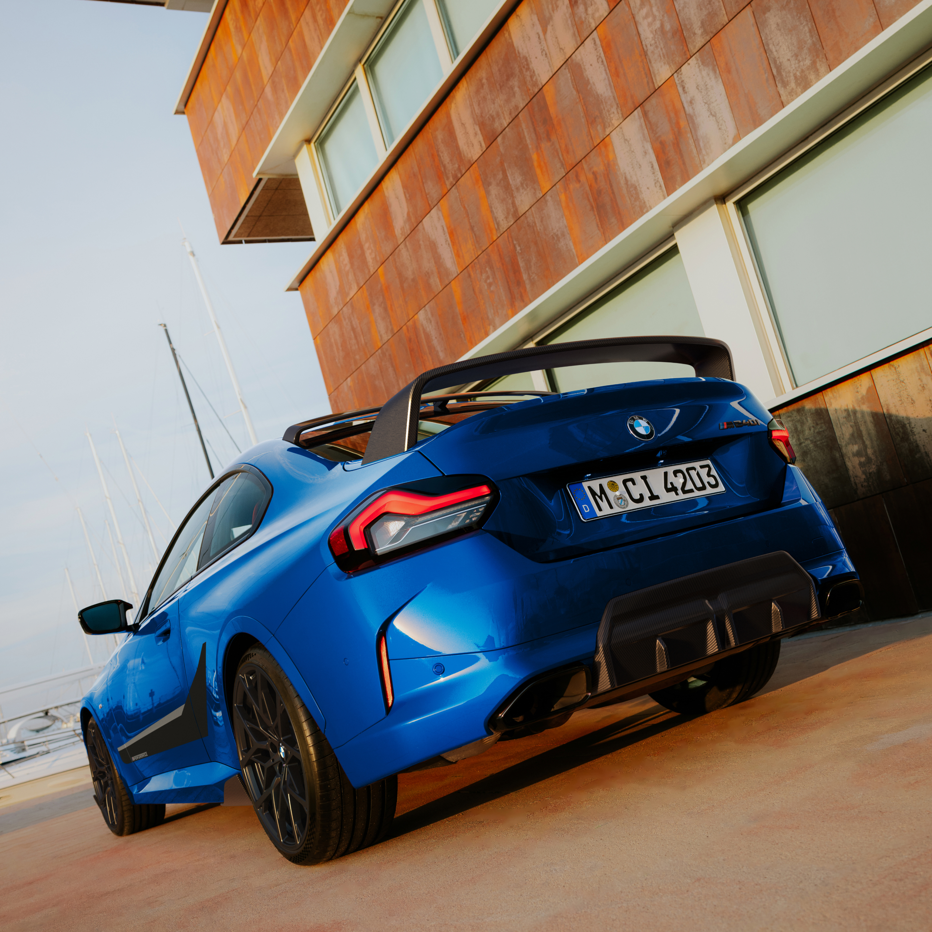BMW ar M Performance aizmugurējo spoileri novietots mājas priekšā